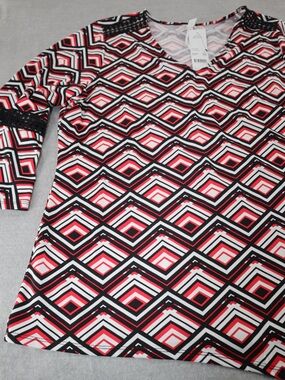Collection B Diamond Geo V-Neck Top in Black, White & Red